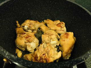 14、蜜汁鸡腿,小火两面都煎的金黄，有点微焦；