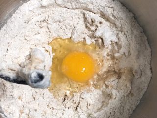 3、咖啡全麦面包,搅拌一下，加入鸡蛋。