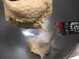 4、咖啡全麦面包,启动厨师机揉面几分钟加入咖啡粉搅拌。