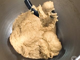 5、咖啡全麦面包,厨师机揉面20分钟。