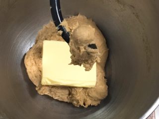 6、咖啡全麦面包,加入黄油。