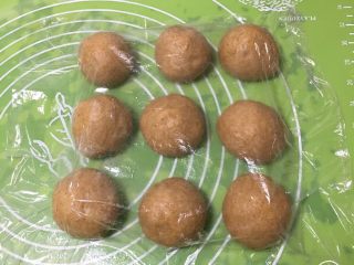 12、咖啡全麦面包,分成九个剂子，盖上保鲜膜静置20分钟。