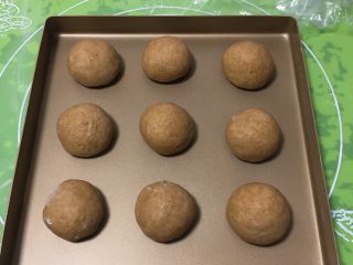 13、咖啡全麦面包,再次擀圆放入金盘。