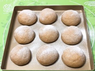 15、咖啡全麦面包,发酵完成后拿出，表面撒少许高筋粉。
