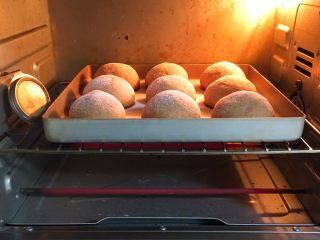 16、咖啡全麦面包,烤箱预热至180度，金盘送入烤箱中层，烤制时间20分钟。