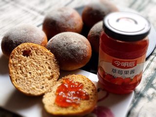 18、咖啡全麦面包,冷却后切开，里面放一点草莓果酱。
