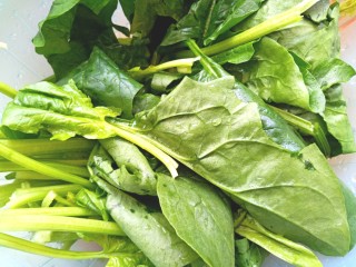 2、菠菜鸡蛋糕,洗净