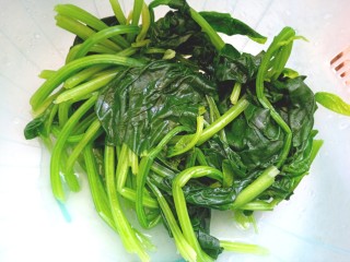 4、菠菜鸡蛋糕,捞出过凉水,挤干水分