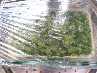 10、菠菜鸡蛋糕,放入菠菜搅拌均匀,盖上保鲜膜,扎几个小洞,水烧开上锅蒸15分钟,关火焖2分钟