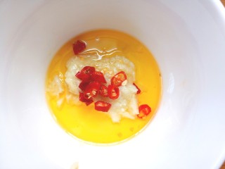 13、菠菜鸡蛋糕,泼入碗中的蒜泥和米辣中