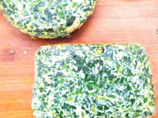 17、菠菜鸡蛋糕,扣出容器,放凉切块