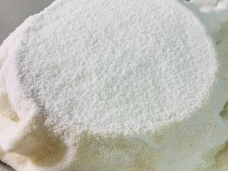 11、桂花糕,刮平后这个样子 一定注意，不要按压不然蒸出了的糕不松软。