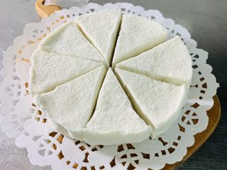 17、桂花糕,蒸好的好取出放在网架上 凉一下