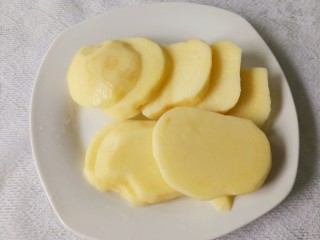 3、孜然土豆,切厚片