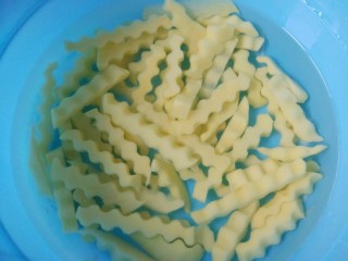 6、孜然土豆,用冷水洗去浆，再沥干