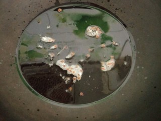 9、孜然土豆,锅内放油适量，五成热时加入干花椒