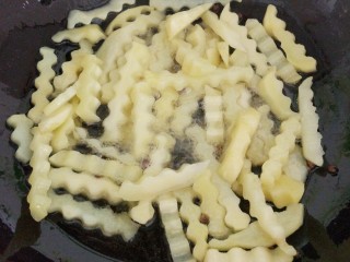 11、孜然土豆,中小火炒至断生