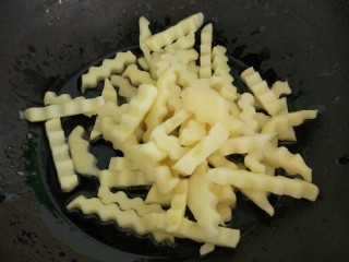 10、孜然土豆,倒入土豆条