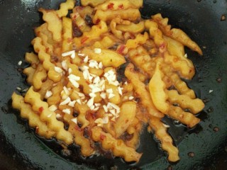 14、孜然土豆,加入切碎的大蒜