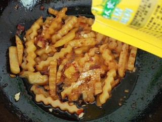 15、孜然土豆,再加入鸡精和孜然
