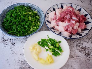 2、猪肉韭菜锅贴,猪肉洗净去皮切成小块,韭菜去掉老梗洗净切末,葱切葱花,蒜拍碎,姜切片