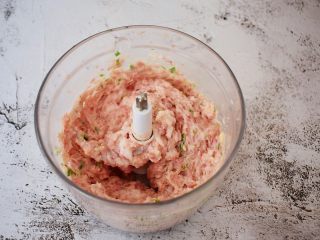 4、猪肉韭菜锅贴,打成肉末