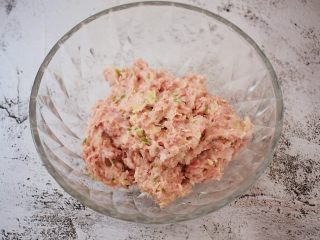 5、猪肉韭菜锅贴,放入容器中