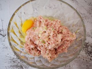 6、猪肉韭菜锅贴,加入鸡蛋