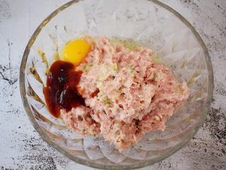 7、猪肉韭菜锅贴,加入蚝油