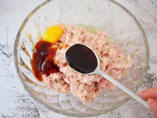 8、猪肉韭菜锅贴,加入味极鲜酱油