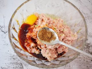 9、猪肉韭菜锅贴,加入花椒粉