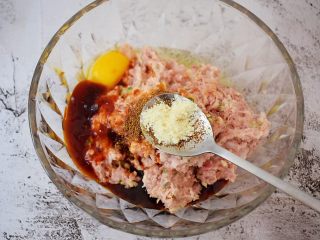 10、猪肉韭菜锅贴,加入鸡精