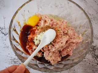 11、猪肉韭菜锅贴,加入盐