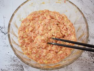 12、猪肉韭菜锅贴,搅打上劲