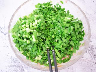 13、猪肉韭菜锅贴,加入韭菜