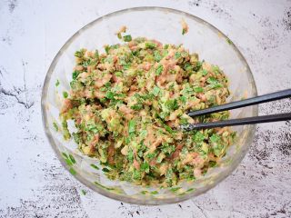 14、猪肉韭菜锅贴,搅拌均匀