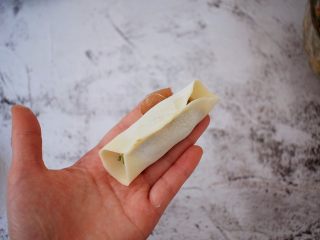 16、猪肉韭菜锅贴,饺子皮两边涂抹上清水,对折后把中间捏严,锅贴就包好了
