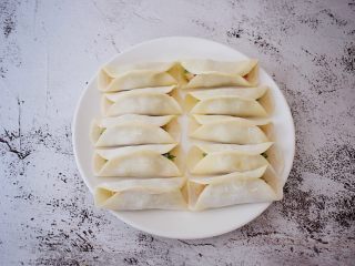 17、猪肉韭菜锅贴,依次做好