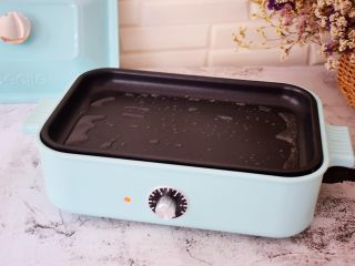 18、猪肉韭菜锅贴,锅中刷适量的食用油烧热