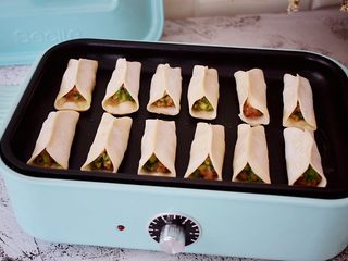 19、猪肉韭菜锅贴,把锅贴摆放到锅中