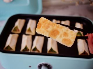 20、猪肉韭菜锅贴,小火煎至底部变成焦黄色,锅贴皮呈半透明状