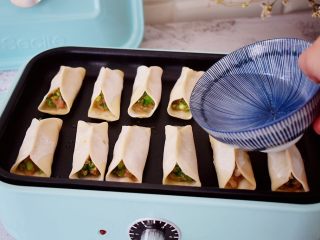 21、猪肉韭菜锅贴,加入小半碗水