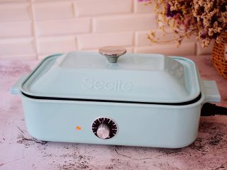 22、猪肉韭菜锅贴,盖上锅盖