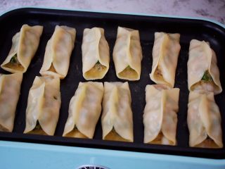 23、猪肉韭菜锅贴,焖至水干