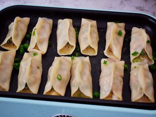 24、猪肉韭菜锅贴,撒上葱花