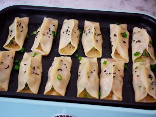 25、猪肉韭菜锅贴,撒上黑芝麻即可