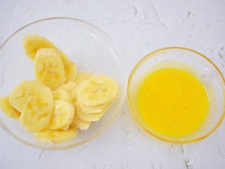 5、香蕉牛奶烤燕麦,将另外一根香蕉切片,鸡蛋打散备用,杏仁切成小块备用