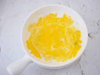 6、香蕉牛奶烤燕麦,将打散的鸡蛋均匀的淋在燕麦片上