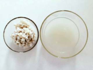 2、宝宝辅食:青菜芋艿羹—清香滑腻,可拌饭也可以直接喝哦!10M+,将煮烂的芋头丁捞出,汤汁备用。