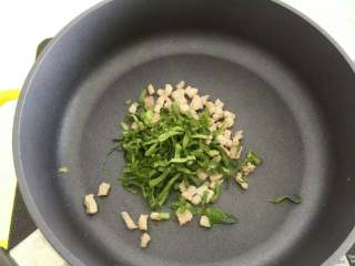 4、宝宝辅食:青菜芋艿羹—清香滑腻,可拌饭也可以直接喝哦!10M+,下青菜丝,简单翻炒至5分熟。